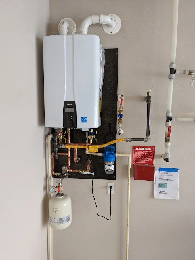 Professional plumber installing copper piping in a Hartsville-Trousdale County home